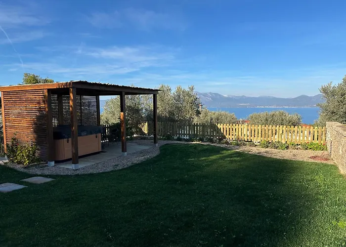 Villa Kalamos / Sea View And Pool Nearby Athens